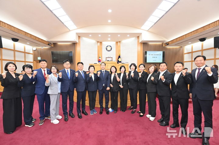 [파주=뉴시스] 경기 파주시의회 의원들.(사진=파주시의회 제공)photo@newsis.com