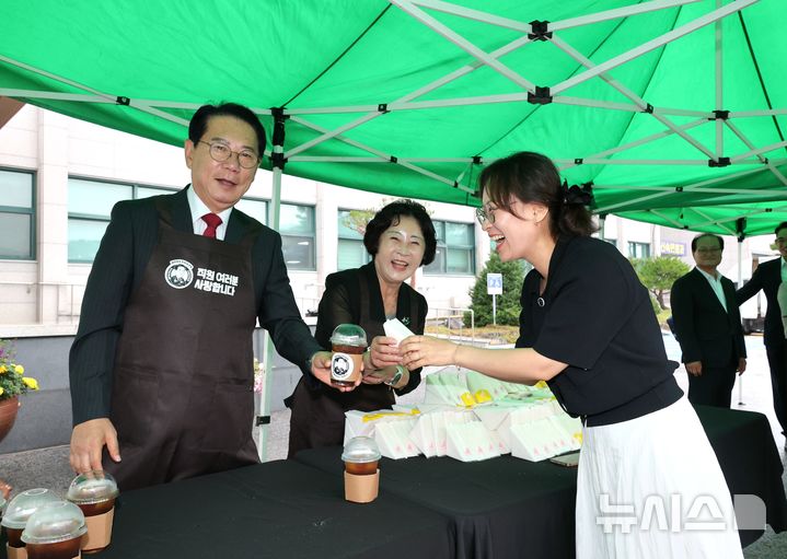 [괴산=뉴시스] 송인헌 충북 괴산군수가 민선 9기 첫날인 1일 청사 앞에서 직원들에게 커피를 나눠주고 있다. (사진= 괴산군 제공) 2026.07.01. photo@newsis.com&nbsp; *재판매 및 DB 금지