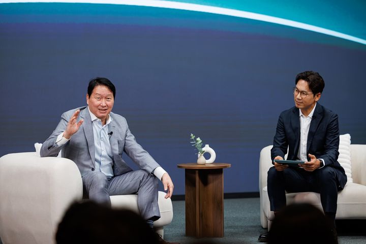 [서울=뉴시스] 최태원 SK 회장 겸 한국고등교육재단 이사장이 6월22일 서울 한국고등교육재단에서 장학생들과 대화하는 모습. (사진=한국고등교육재단) 2026.07.01 photo@newsis.com *재판매 및 DB 금지  *재판매 및 DB 금지