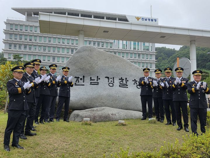 [무안=뉴시스] 전남경찰청 관계자들이 1일 오후 전남광주통합특별시 출범에 맞춰 청사 표지석 제막식을 열고 새 명칭이 새겨진 표지석을 공개하고 있다. (사진 = 독자 제공) 2026.07.01. photo@newsis.com *재판매 및 DB 금지