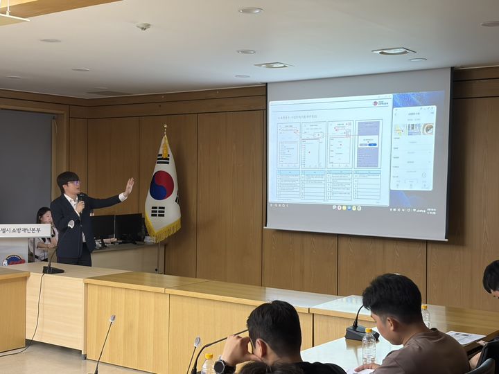 [서울=뉴시스]서울시 소방재난본부의 지능형 소방력(소방용수) 모바일 플랫폼 사용자 교육. (사진=서울시 소방재난본부 제공) 2026.07.02. photo@newsis.com *재판매 및 DB 금지