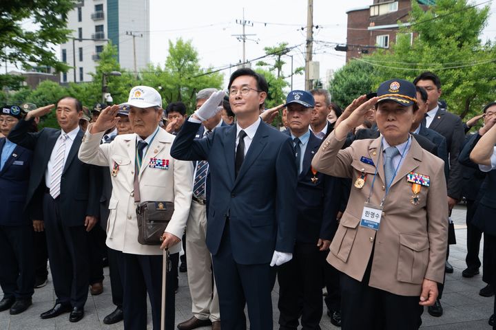 [서울=뉴시스]충혼탑 참배. (사진=동대문구 제공) 2026.07.01. photo@newsis.com *재판매 및 DB 금지
