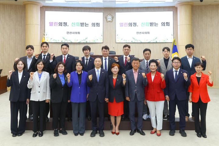 [안산=뉴시스] 제10대 안산시의회 의원들이 본회의를 마치고 기념촬영을 하고 있다. (사진=안산시의회 제공) 2026.07.01. photo@newsis.com *재판매 및 DB 금지