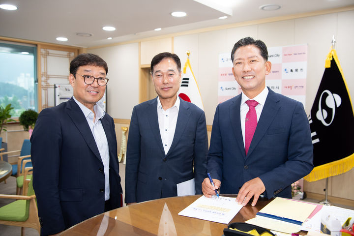 [구미=뉴시스] 김장호(오른쪽) 시장이 민선 9기 1호 결재에 서명하고 있다. (사진=구미시 제공) 2026.07.01 photo@newsis.com *재판매 및 DB 금지