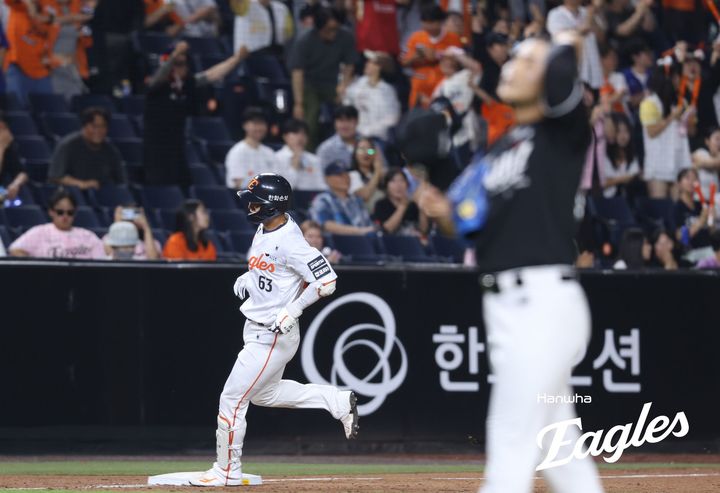 [서울=뉴시스] 프로야구 한화 이글스 박정현이 1일 대전 한화생명볼파크에서 열린 2026 신한 쏠 KBO리그 KT전에 9회 대타로 출전해 홈런을 친 뒤 베이스를 돌고 있다. (사진=한화 이글스 제공) 2026.07.01. *재판매 및 DB 금지