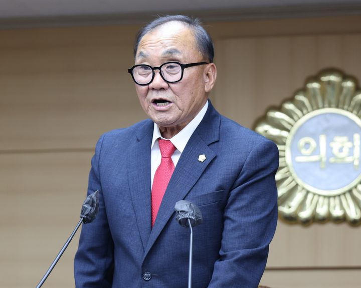 [대전=뉴시스] 조명휘 기자 = 제10대 부여군의회 전반기 의장에 선출된 백용달(국민의힘·나선거구) 의원이 1일 본회의장에서 제301회 임시회 제1차 본회의를 주재하고 있다. (사진= 부여군의회 제공) 2026.07.01. photo@newsis.com *재판매 및 DB 금지