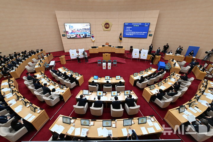 [무안=뉴시스] 이영주 기자 = 전남광주통합특별시가 공식 출범한 1일 오전 전남 무안군 전남광주통합특별시의회 본회의장에서 개원 첫 임시회가 열리고 있다. 2026.07.01. leeyj2578@newsis.com