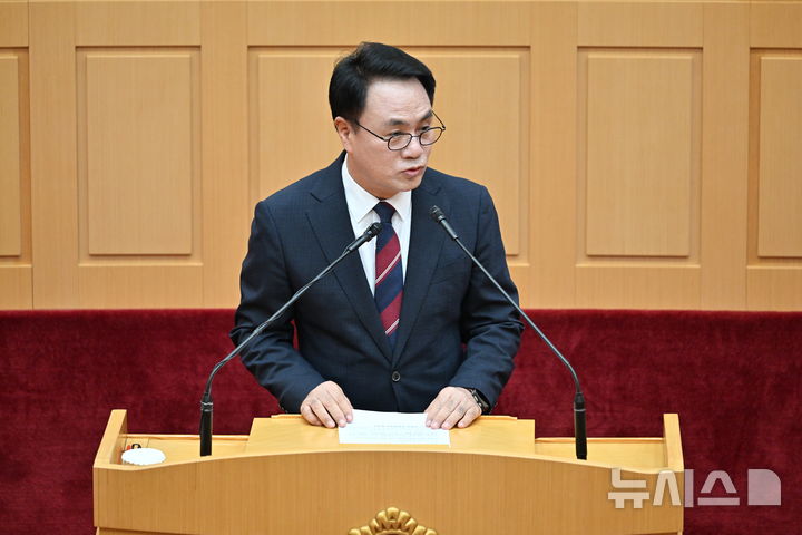 [무안=뉴시스] 이영주 기자 = 송형곤 더불어민주당 전남광주통합특별시의원이 1일 전남 무안군 전남광주통합특별시의회 본회의장에서 의장 선거에 출마, 정견을 발표하고 있다. 2026.07.01. leeyj2578@newsis.com