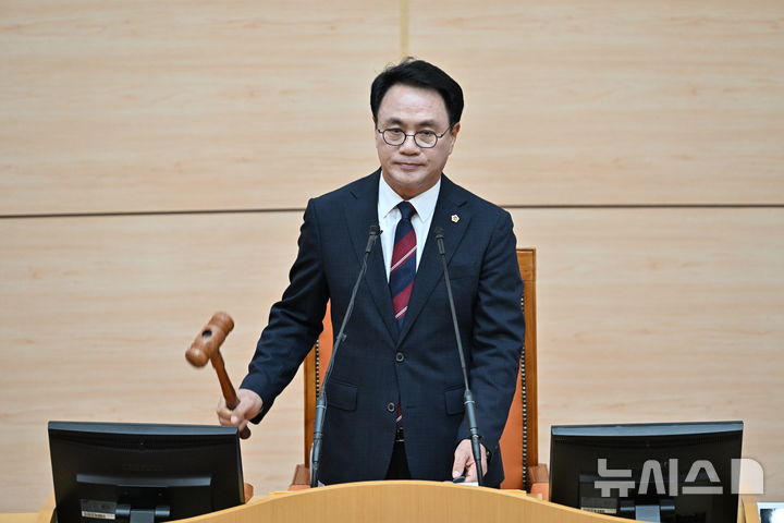 [무안=뉴시스] 이영주 기자 = 송형곤 전남광주통합특별시의회 의장이 1일 전남 무안군 전남광주통합특별시의회 본회의장에서 의사봉을 두드리고 있다. 2026.07.01. leeyj2578@newsis.com
