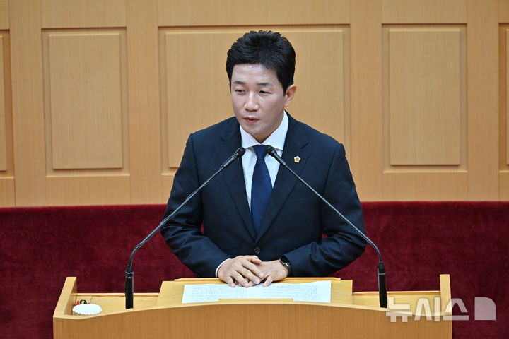 [무안=뉴시스] 이영주 기자 =김진남 전남광주통합특별시의원이 1일 오전 특별시의회 무안 남악청사 본회의장에서 전남광주통합특별시 글로벌 반도체 전략투자 지원에 관한 조례안을 설명하고 있다. 2026.07.01. leeyj2578@newsis.com 