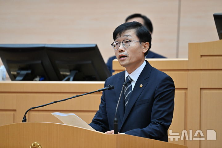 [무안=뉴시스] 이영주 기자 = 윤민호 진보당 전남광주통합특별시의원이 1일 오전 전남 무안군 전남광주통합특별시의회에서 열린 임시회에 참여해 발언하고 있다. 2026.07.01. leeyj2578@newsis.com