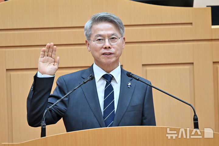[무안=뉴시스] 이영주 기자 = 민형배 전남광주통합특별시장이 1일 오전 전남 무안군 전남광주통합특별시의회 본회의장에서 취임선서하고 있다. 2026.07.01. leeyj2578@newsis.com