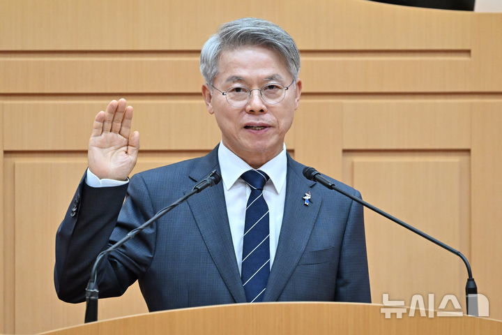 [무안=뉴시스] 이영주 기자 = 민형배 전남광주통합특별시장이 1일 오전 전남 무안군 전남광주통합특별시의회 본회의장에서 취임선서하고 있다. 2026.07.01. leeyj2578@newsis.com