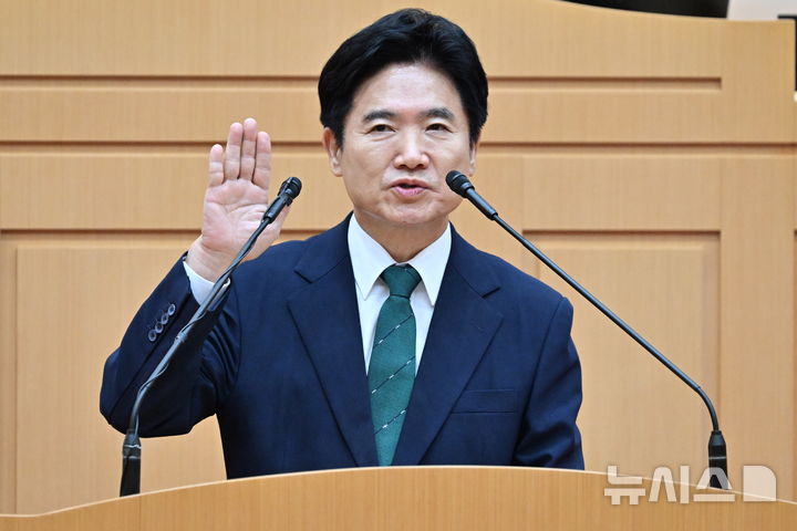 [무안=뉴시스] 이영주 기자 = 김대중 전남광주통합특별시 교육감이 1일 오전 전남 무안군 전남광주통합특별시의회 본회의장에서 취임선서하고 있다. 2026.07.01. leeyj2578@newsis.com