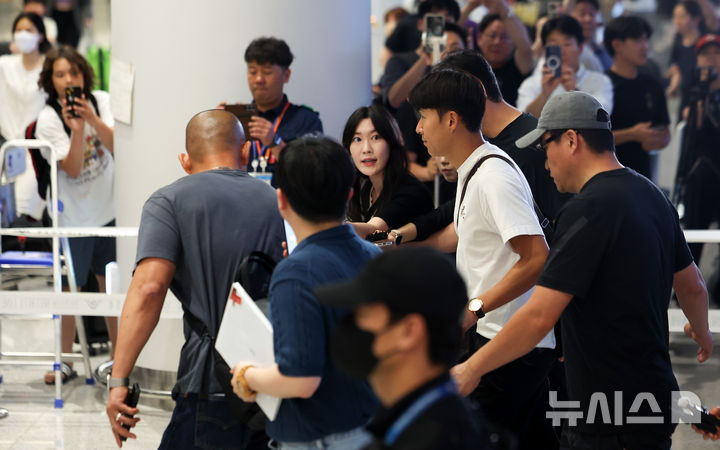[서울=뉴시스] 김선웅 기자 = 2026 북중미 월드컵 축구대표팀 손흥민이 1일 오전 인천국제공항을 통해 귀국하고 있다. 2026.07.01. mangusta@newsis.com