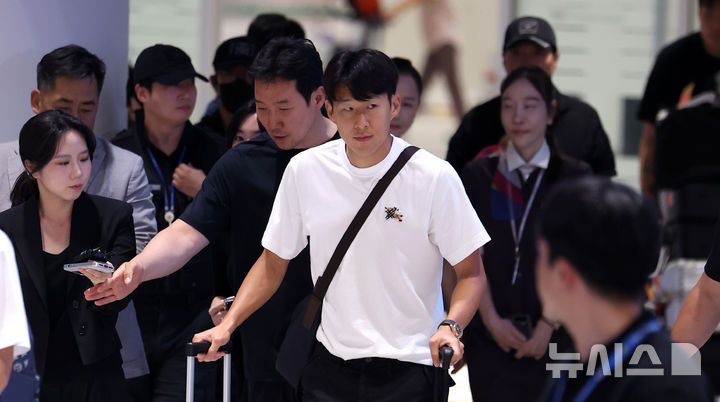 [서울=뉴시스] 김선웅 기자 = 축구선수 손흥민을 상대로 임신을 주장하며 거액을 요구한 일당에게 모두 실형이 확정됐다. 2026 북중미 월드컵 축구대표팀 손흥민이 지난 1일 오전 인천국제공항을 통해 귀국하고 있다. 2026.07.02. mangusta@newsis.com