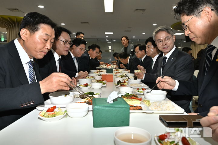 [무안=뉴시스] 이영주 기자 = 민형배(오른쪽 두번째) 전남광주통합특별시장이 1일 오전 전남 무안군 전남광주통합특별시 남악청사 구내식당에서 송형곤(왼쪽 두번째) 전남광주통합특별시의회 의장을 비롯한 통합시의원들과 조찬 간담회를 갖고 있다. 2026.07.01. leeyj2578@newsis.com
