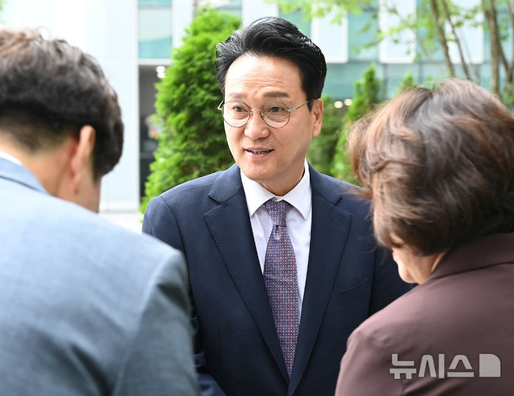 [수원=뉴시스] 김종택 기자 = 안민석 경기도교육감이 1일 경기 수원시 경기도교육청으로 첫 출근 하며 직원들과 인사를 나누고 있다. 2026.07.01. jtk@newsis.com