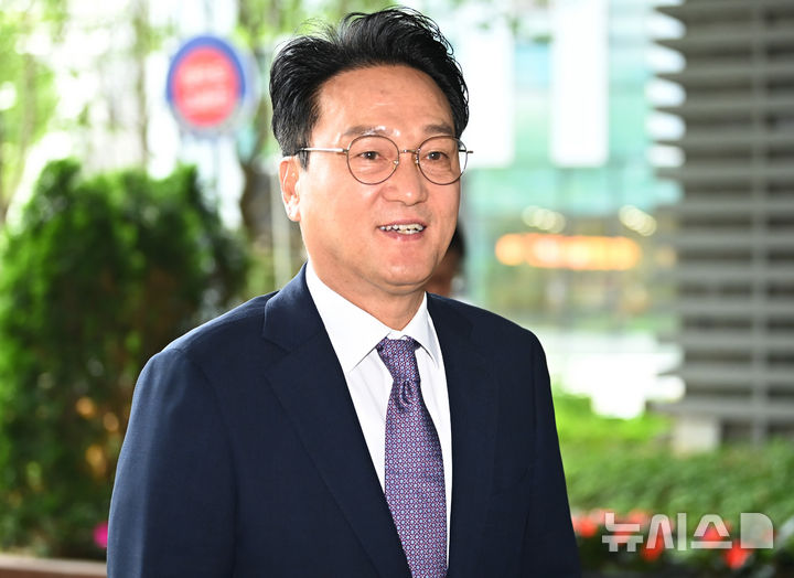 [수원=뉴시스] 김종택 기자 = 안민석 경기도교육감이 1일 경기 수원시 경기도교육청으로 첫 출근을 하고 있다. 2026.07.01. jtk@newsis.com