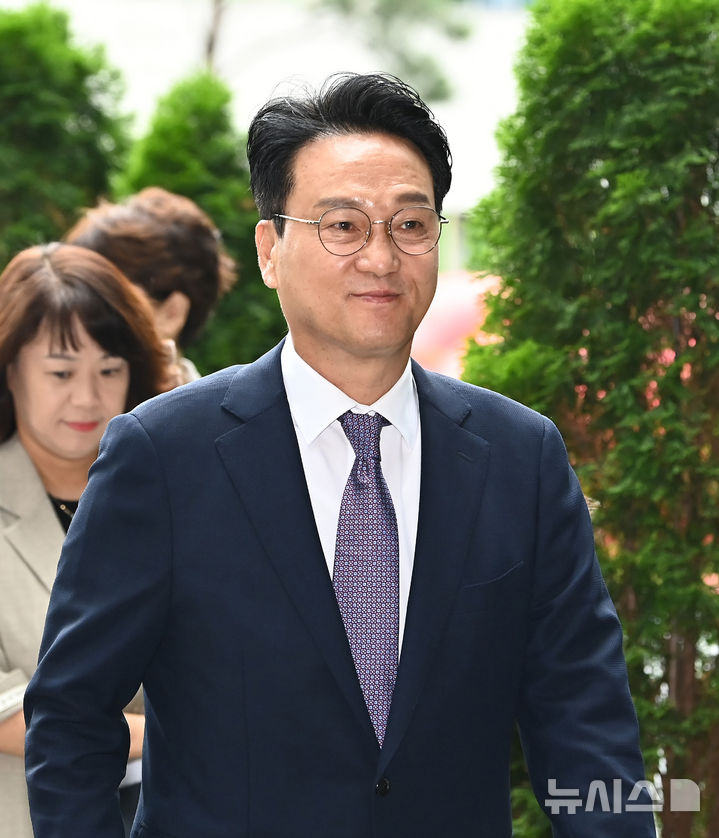 [수원=뉴시스] 김종택 기자 = 안민석 경기도교육감이 1일 경기 수원시 경기도교육청으로 첫 출근을 하고 있다. 2026.07.01. jtk@newsis.com