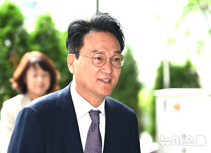 [수원=뉴시스] 김종택 기자 = 안민석 경기도교육감이 1일 경기 수원시 경기도교육청으로 첫 출근을 하고 있다. 2026.07.01. jtk@newsis.com