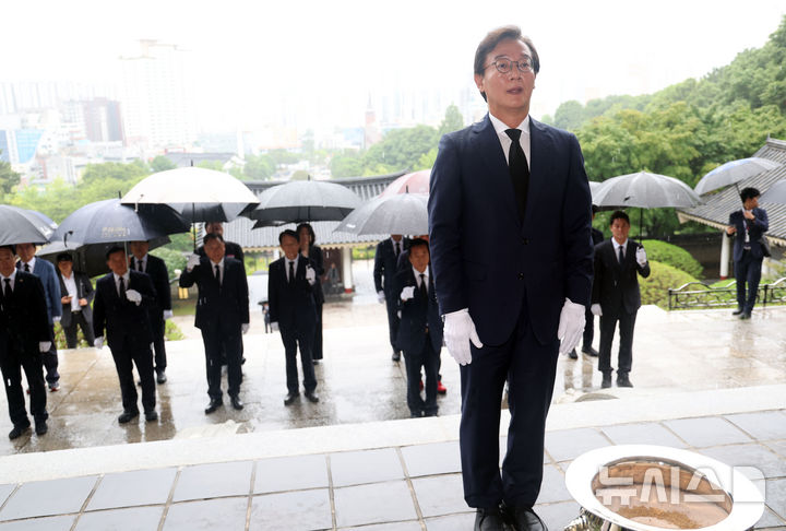  [부산=뉴시스] 하경민 기자 = 전재수 부산시장이 취임 첫 일정으로 지역 구청장들과 함께 1일 부산 동래구 충렬사를 참배하고 있다. 2026.07.01. yulnetphoto@newsis.com
