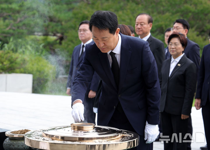 [서울=뉴시스] 홍효식 기자 = 오세훈 서울시장이 1일 오전 서울 동작구 국립서울현충원을 찾아 현충탑에 분향하고 있다. 2026.07.01. yesphoto@newsis.com