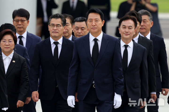 [서울=뉴시스] 홍효식 기자 = 오세훈 서울시장이 구청장 당선인들과 1일 오전 서울 동작구 국립서울현충원을 찾아 참배를 위해 현충탑으로 향하고 있다. 2026.07.01. yesphoto@newsis.com