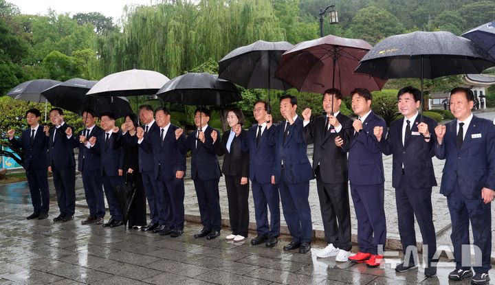  [부산=뉴시스] 하경민 기자 = 전재수 부산시장이 취임 첫 일정으로 지역 구청장들과 함께 1일 부산 동래구 충렬사를 참배한 뒤 기념사진을 찍고 있다. 2026.07.01. yulnetphoto@newsis.com