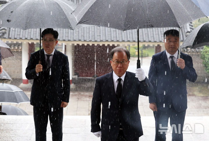  [부산=뉴시스] 하경민 기자 = 김석준 부산교육감이 취임식에 앞서 1일 오전 부산 동래구 충렬사를 참배하고 있다. 2026.07.01. yulnetphoto@newsis.com