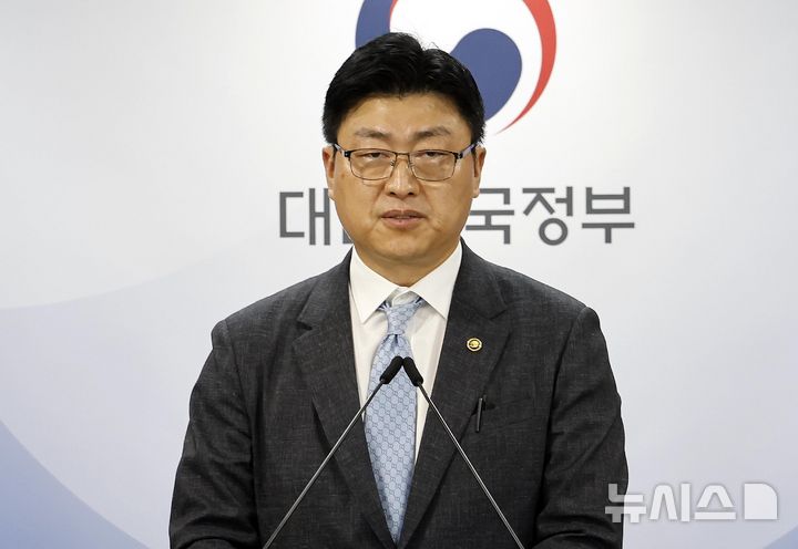 [서울=뉴시스] 김혜진 기자 = 남재헌 해양수산부 차관이 1일 오전 서울 종로구 정부서울청사에서 호르무즈 해협 내측 우리 선박, 선원 현황 관련 브리핑을 하고 있다. 2026.07.01. jini@newsis.com