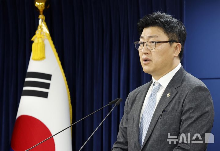 [서울=뉴시스] 김혜진 기자 = 남재헌 해양수산부 차관이 1일 오전 서울 종로구 정부서울청사에서 호르무즈 해협 내측 우리 선박, 선원 현황 관련 브리핑을 하고 있다. 2026.07.01. jini@newsis.com