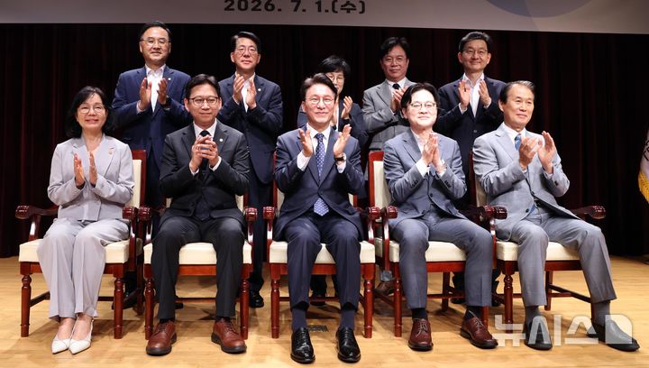 [서울=뉴시스] 조수정 기자 = 김민석 국무총리가 1일 오전 서울 종로구 정부서울청사에서 열린 제49대 국무총리 이임식에서 장관들과 기념촬영 하고 있다. 2026.07.01. chocrystal@newsis.com