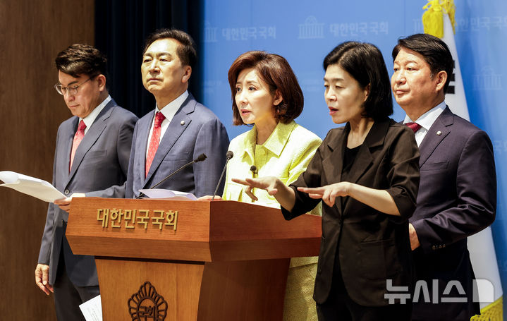 [서울=뉴시스] 정병혁 기자 = 나경원 국민의힘 의원을 비롯한 김기현, 윤상현, 권영진 의원이 지난 1일 서울 여의도 국회 소통관에서 권창영 종합특검팀의 야당 국회의원 탄압수사 규탄 기자회견을 하고 있다. 2026.07.01. jhope@newsis.com