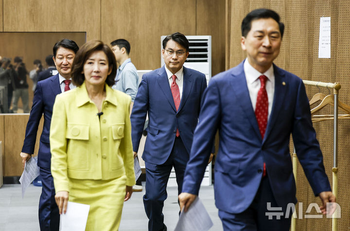 [서울=뉴시스] 정병혁 기자 = 나경원 국민의힘 의원을 비롯한 김기현, 윤상현, 권영진 의원이 1일 서울 여의도 국회 소통관에서 권창영 종합특검팀의 야당 국회의원 탄압수사 규탄 기자회견을 하기 위해 이동하고 있다. 2026.07.01. jhope@newsis.com