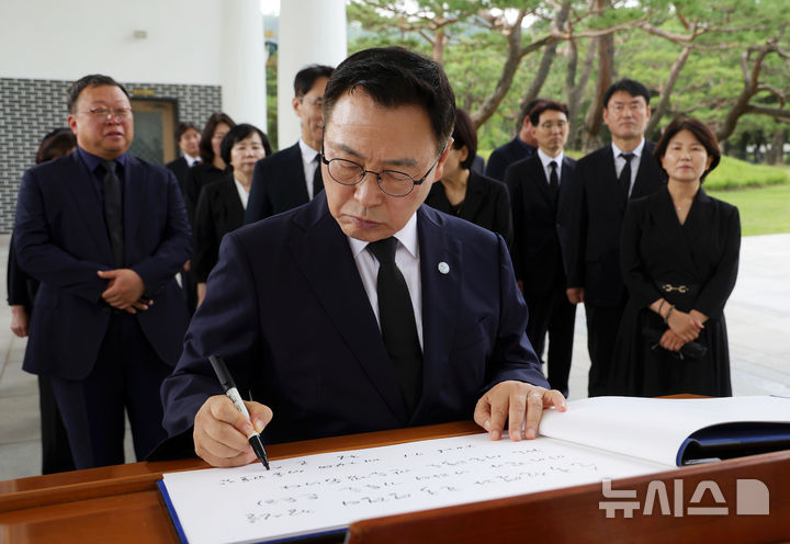 [서울=뉴시스] 홍효식 기자 = 정근식 서울시교육감이 1일 오전 서울 동작구 국립서울현충원을 찾아 참배를 마친 뒤 방명록을 작성하고 있다. 2026.07.01. yesphoto@newsis.com