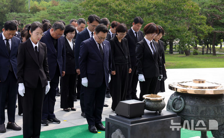 [서울=뉴시스] 홍효식 기자 = 정근식 서울시교육감이 1일 오전 서울 동작구 국립서울현충원을 찾아 현충탑에 묵념하고 있다. 2026.07.01. yesphoto@newsis.com
