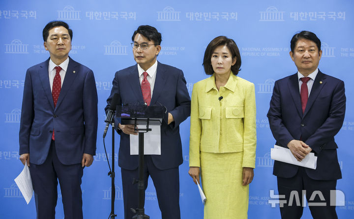 [서울=뉴시스] 정병혁 기자 = 나경원 국민의힘 의원을 비롯한 김기현, 윤상현, 권영진 의원이 지난달 1일 서울 여의도 국회 소통관에서 권창영 종합특검팀의 야당 국회의원 탄압수사 규탄 기자회견을 마친 뒤 백브리핑을 하고 있다. 2026.07.01. jhope@newsis.com