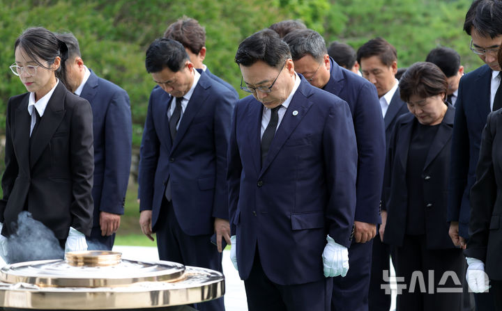 [서울=뉴시스] 홍효식 기자 = 정근식 서울시교육감이 1일 오전 서울 동작구 국립서울현충원을 찾아 현충탑에 묵념하고 있다. 2026.07.01. yesphoto@newsis.com