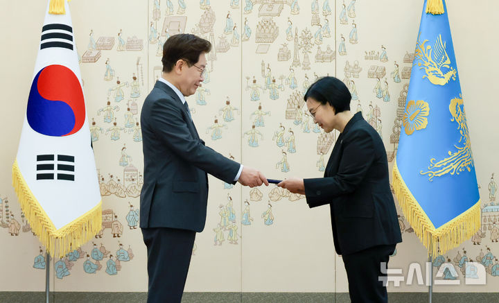 [서울=뉴시스] 최동준 기자 = 이재명 대통령이 1일 청와대에서 한성숙 국무총리에게 임명장을 수여하고 있다. (청와대통신사진기자단) 2026.07.01. photocdj@newsis.com