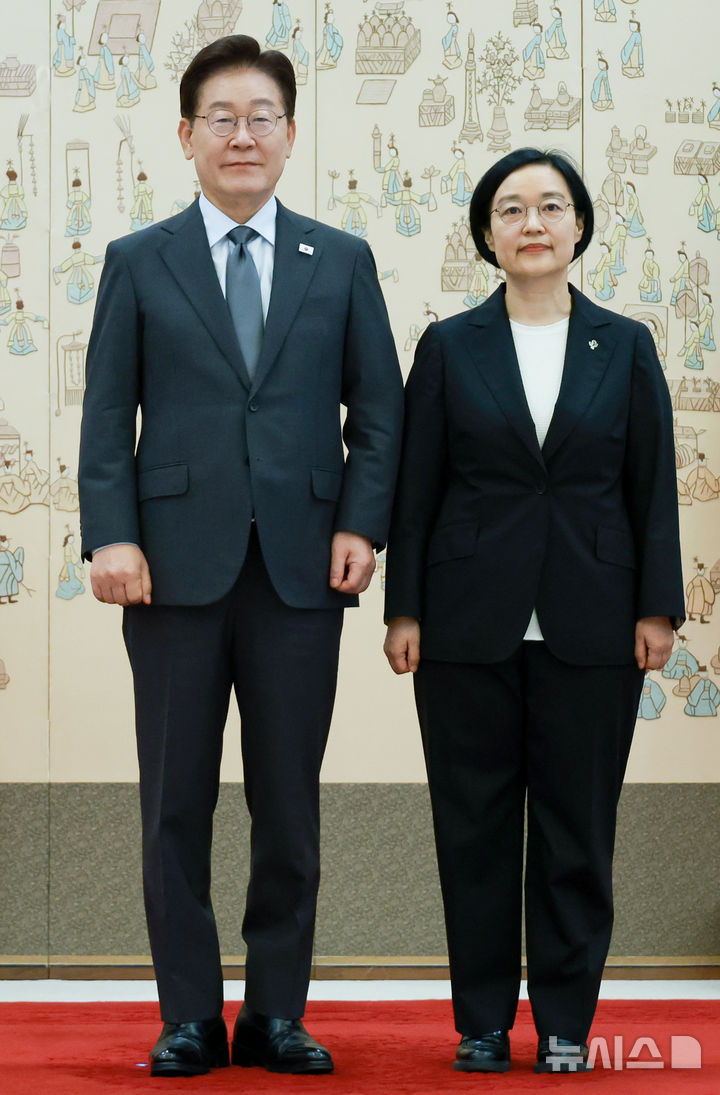 [서울=뉴시스] 최동준 기자 = 이재명 대통령이 1일 청와대에서 한성숙 국무총리에게 임명장을 수여한 뒤 기념촬영을 하고 있다. (청와대통신사진기자단) 2026.07.01. photocdj@newsis.com