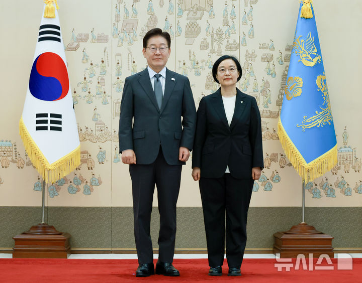[서울=뉴시스] 최동준 기자 = 이재명 대통령이 1일 청와대에서 한성숙 국무총리에게 임명장을 수여한 뒤 기념촬영을 하고 있다. (청와대통신사진기자단) 2026.07.01. photocdj@newsis.com