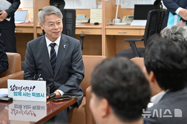 [무안=뉴시스] 이영주 기자 = 민형배 전남광주통합특별시장이 1일 오전 전남광주통합특별시 무안군 전남광주통합특별시남악청사 기자실에서 출입기자 간담회를 하고 있다. 2026.07.01. leeyj2578@newsis.com