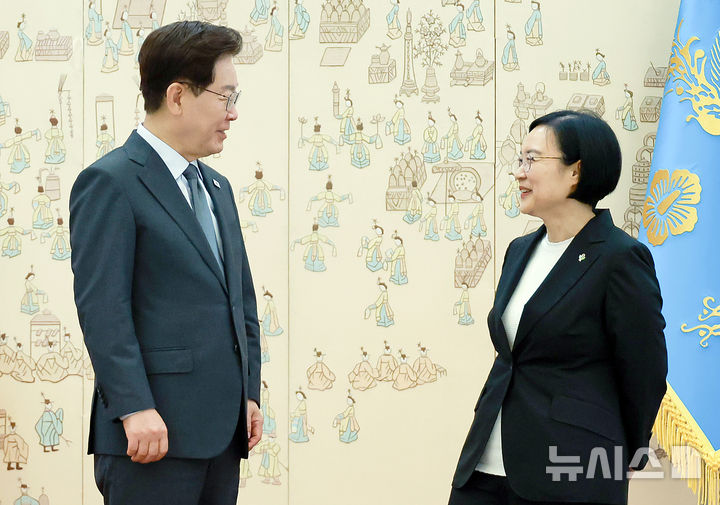 [서울=뉴시스] 최동준 기자 = 이재명 대통령이 1일 청와대에서 한성숙 국무총리에게 임명장을 수여한 뒤 대화하고 있다. (청와대통신사진기자단) 2026.07.01. photocdj@newsis.com