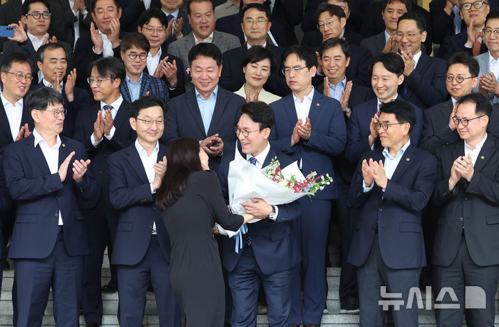 [서울=뉴시스] 조수정 기자 = 김민석 국무총리가 1일 오전 서울 종로구 정부서울청사에서 열린 제49대 국무총리 이임식을 마친 뒤 청사 앞에서 직원에게 꽃다발을 받고 있다. 2026.07.01. chocrystal@newsis.com
