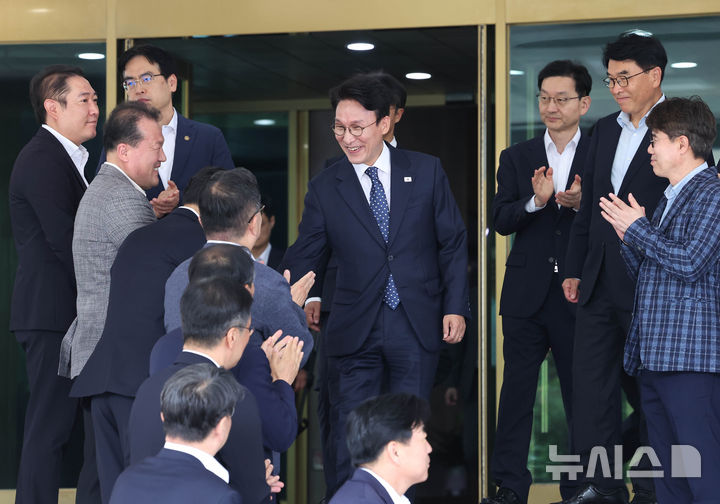[서울=뉴시스] 조수정 기자 = 김민석 국무총리가 1일 오전 서울 종로구 정부서울청사에서 열린 제49대 국무총리 이임식을 마친 뒤 직원들의 환송을 받고 있다. 2026.07.01. chocrystal@newsis.com