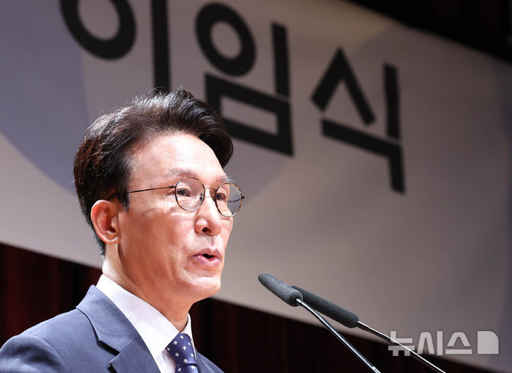 [서울=뉴시스] 조수정 기자 = 김민석 국무총리가 1일 오전 서울 종로구 정부서울청사에서 열린 제49대 국무총리 이임식에서 이임사를 하고 있다. 2026.07.01. chocrystal@newsis.com