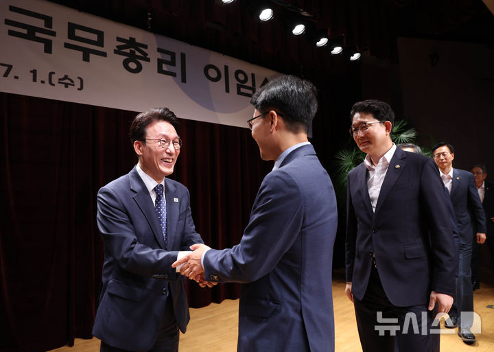 [서울=뉴시스] 조수정 기자 = 김민석 국무총리가 1일 오전 서울 종로구 정부서울청사에서 열린 제49대 국무총리 이임식에서 장,차관들과 인사를 나누고 있다. 2026.07.01. chocrystal@newsis.com
