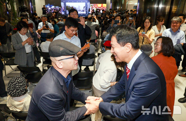 [서울=뉴시스] 박영태 기자 = 제40대 서울특별시장 취임식이 열린 1일 오전 서울 중구 서울시청에서 오세훈 서울시장이 취임식에 참석한 시민들과 인사를 나누고 있다. 2026.07.01. since1999@newsis.com