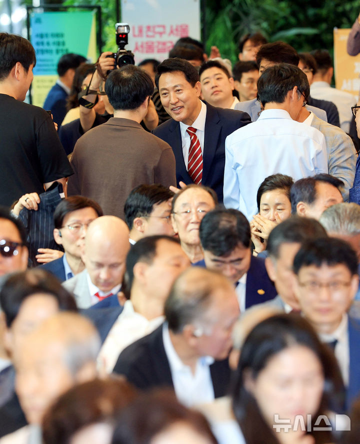 [서울=뉴시스] 박영태 기자 = 제40대 서울특별시장 취임식이 열린 1일 오전 서울 중구 서울시청에서 오세훈 서울시장이 취임식에 참석한 시민들과 인사를 나누고 있다. 2026.07.01. since1999@newsis.com